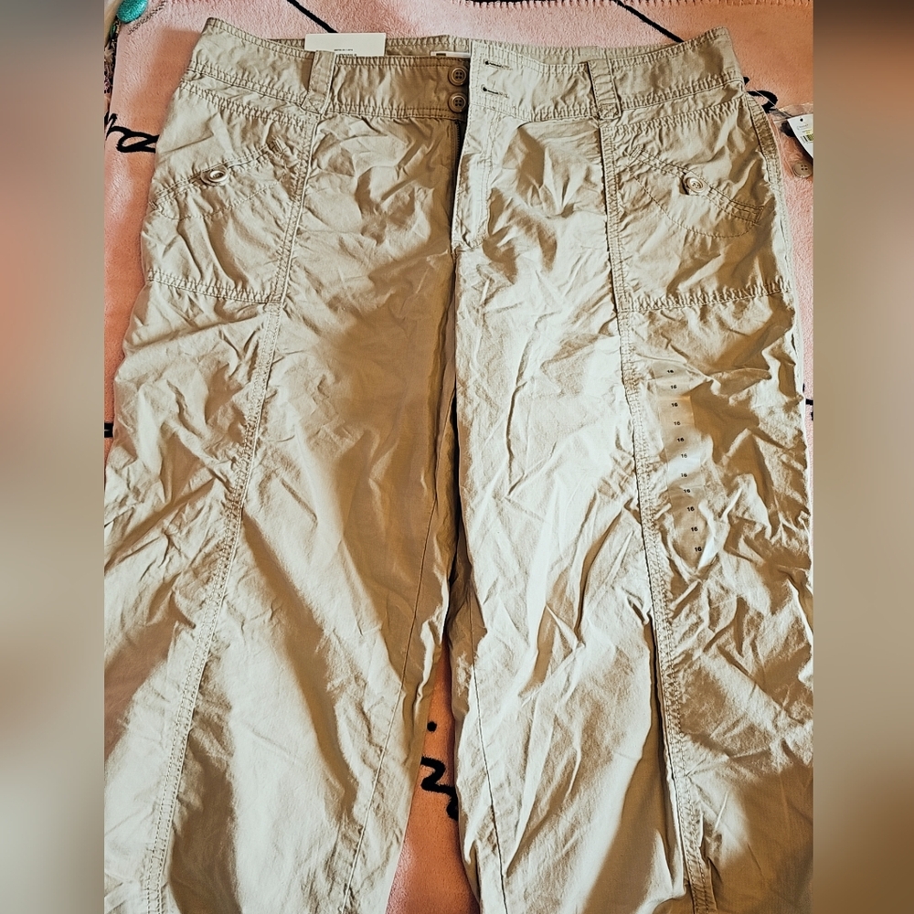 💥SALE💥NWT GAP Khaki Capris - Light Tan